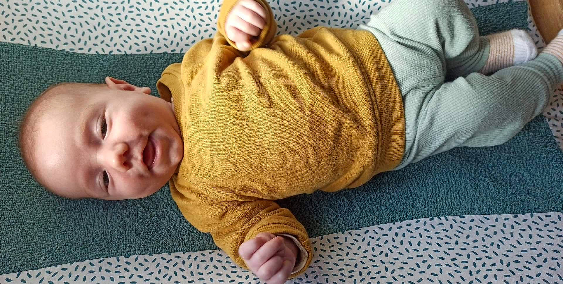 Léandre participe au concours pour gagner de l'argent avec cette photo : arm, baby, baby_toddler_clothing, cheek, child, comfort, elbow, finger, flooring, hand, hardwood, human_leg, joint, nose, person, sitting, skin, sleeve, thumb, toddler