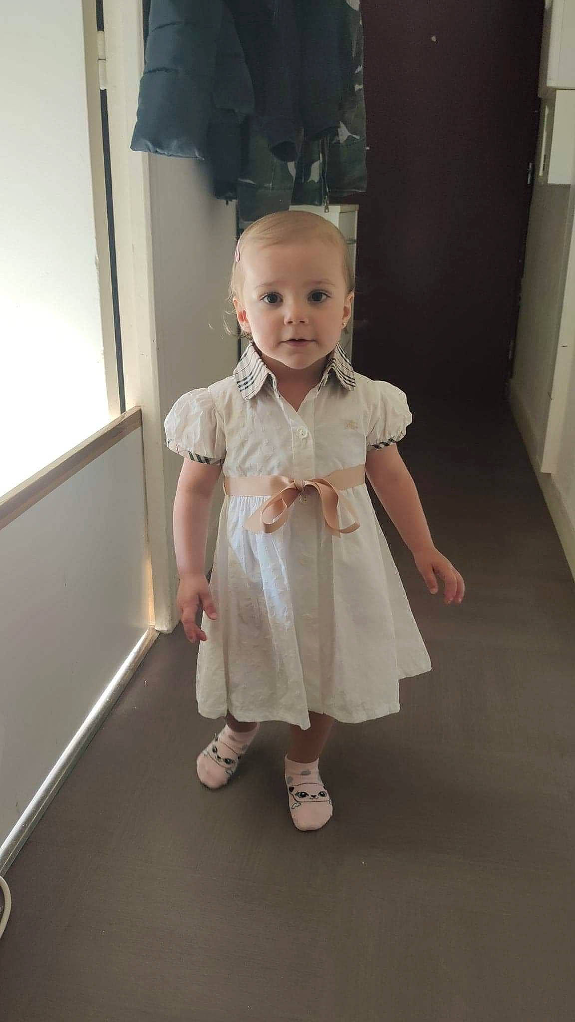 Jahyah a rejoint le concours — aidez-le/la à gagner de superbes lots ! baby, baby_toddler_clothing, day_dress, dress, floor, flooring, foot, formal_wear, happy, human_leg, joint, knee, leg, neck, one_piece_garment, person, sandal, skin, sleeve, toddler