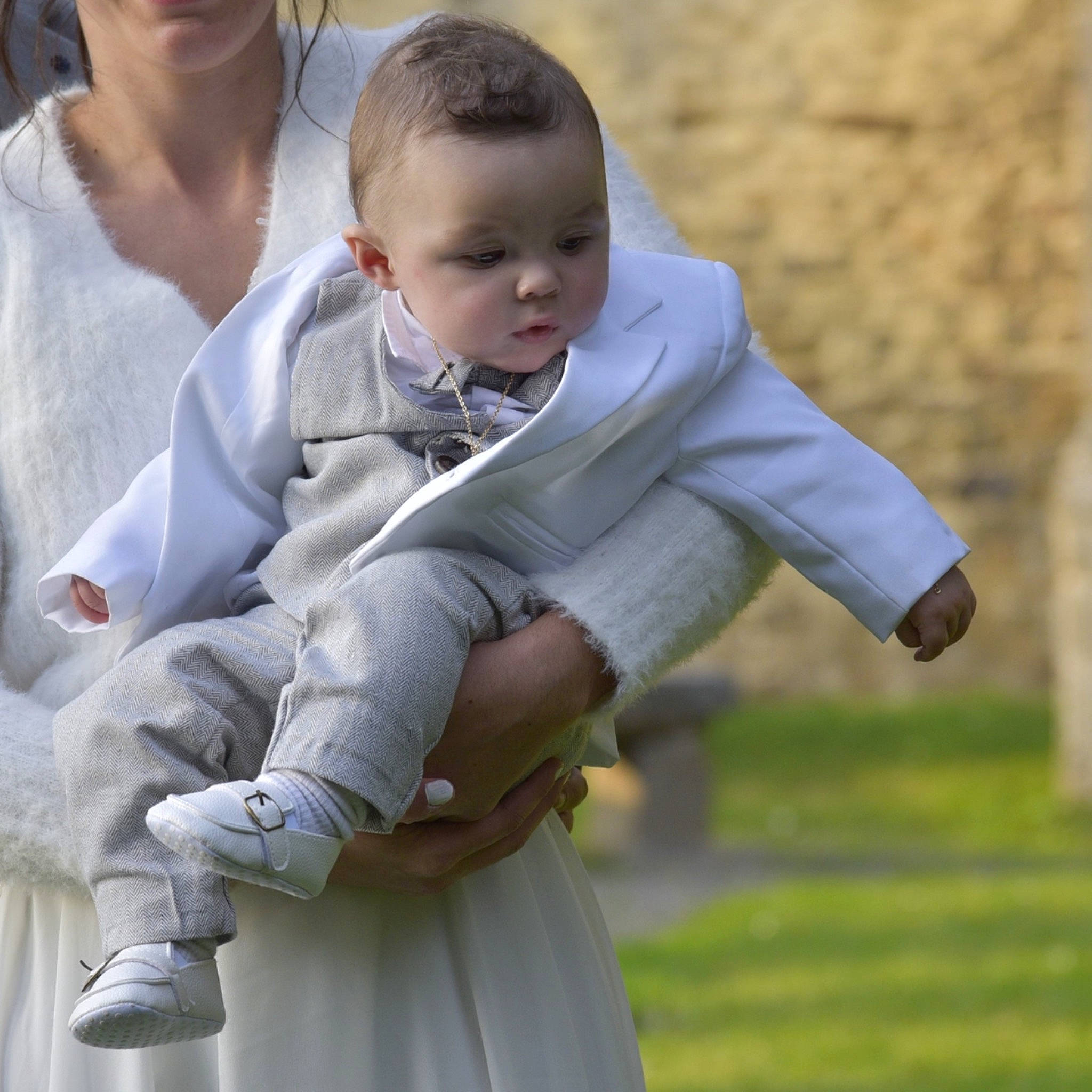 Noam participe au concours pour gagner de l'argent avec cette photo : abdomen, baby, baby_products, baby_toddler_clothing, child, event, face, fun, gesture, grass, grassland, hand, happy, hug, jewellery, people_in_nature, person, recreation, sitting, toddler
