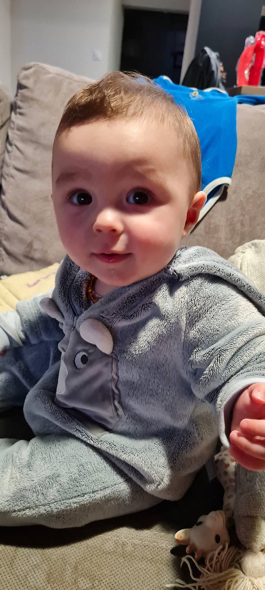 Noam a rejoint le concours — aidez-le/la à gagner de superbes lots ! arm, baby_toddler_clothing, blue, cheek, clothing, ear, finger, hairstyle, head, iris, joint, lip, mouth, neck, nose, outerwear, person, skin, sleeve, standing