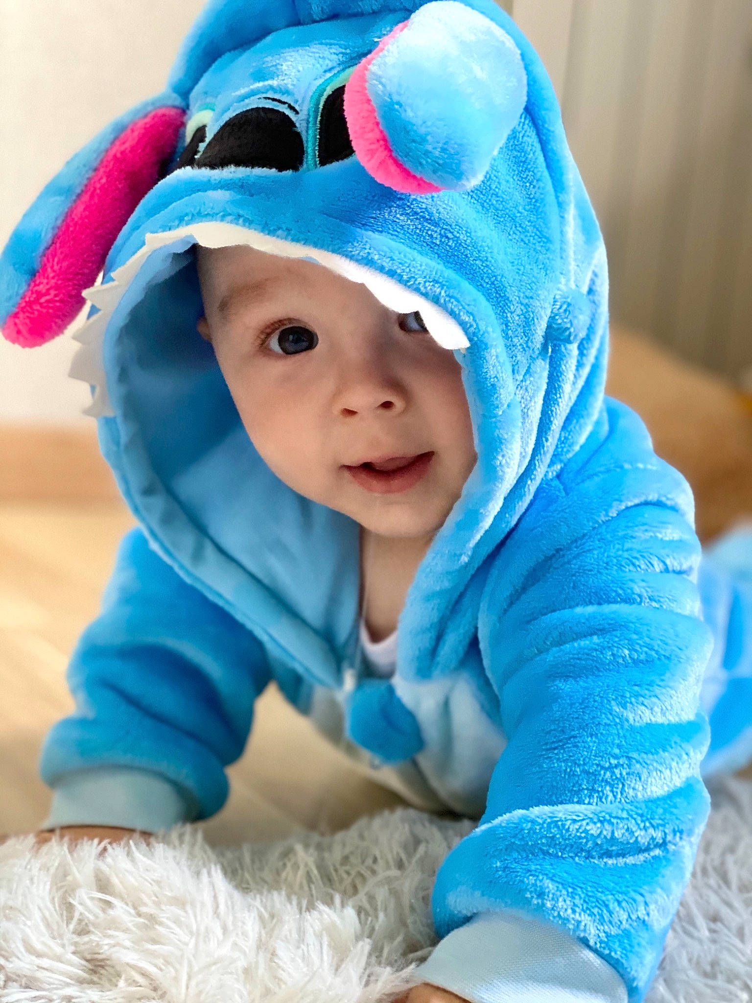 Noam participe au concours pour gagner de l'argent avec cette photo : aqua, azure, baby, baby_toddler_clothing, blue, cap, child, comfort, electric_blue, face, fashion_accessory, fun, goggles, grass, happy, headgear, headwear, person, sleeve, sunglasses