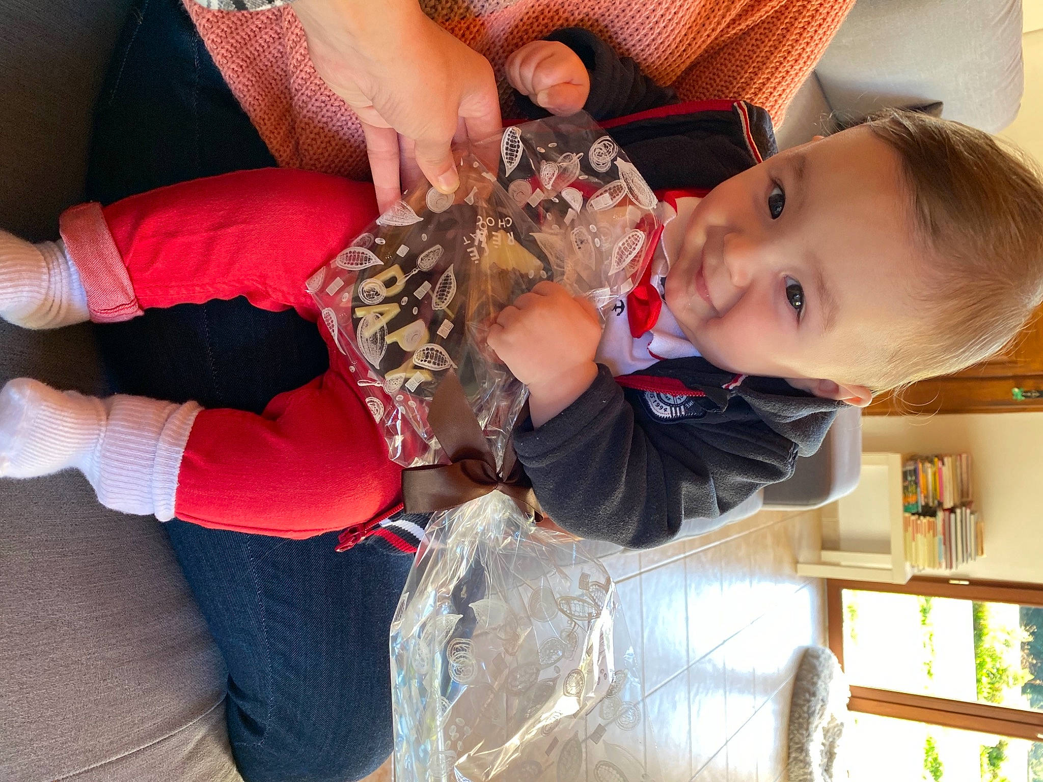 Noam participe au concours pour gagner de l'argent avec cette photo : abdomen, arm, baby, baby_toddler_clothing, child, event, fun, happy, human_leg, jewellery, nail, pattern, person, plant, smile, thigh, thumb, toddler, tree, trunk