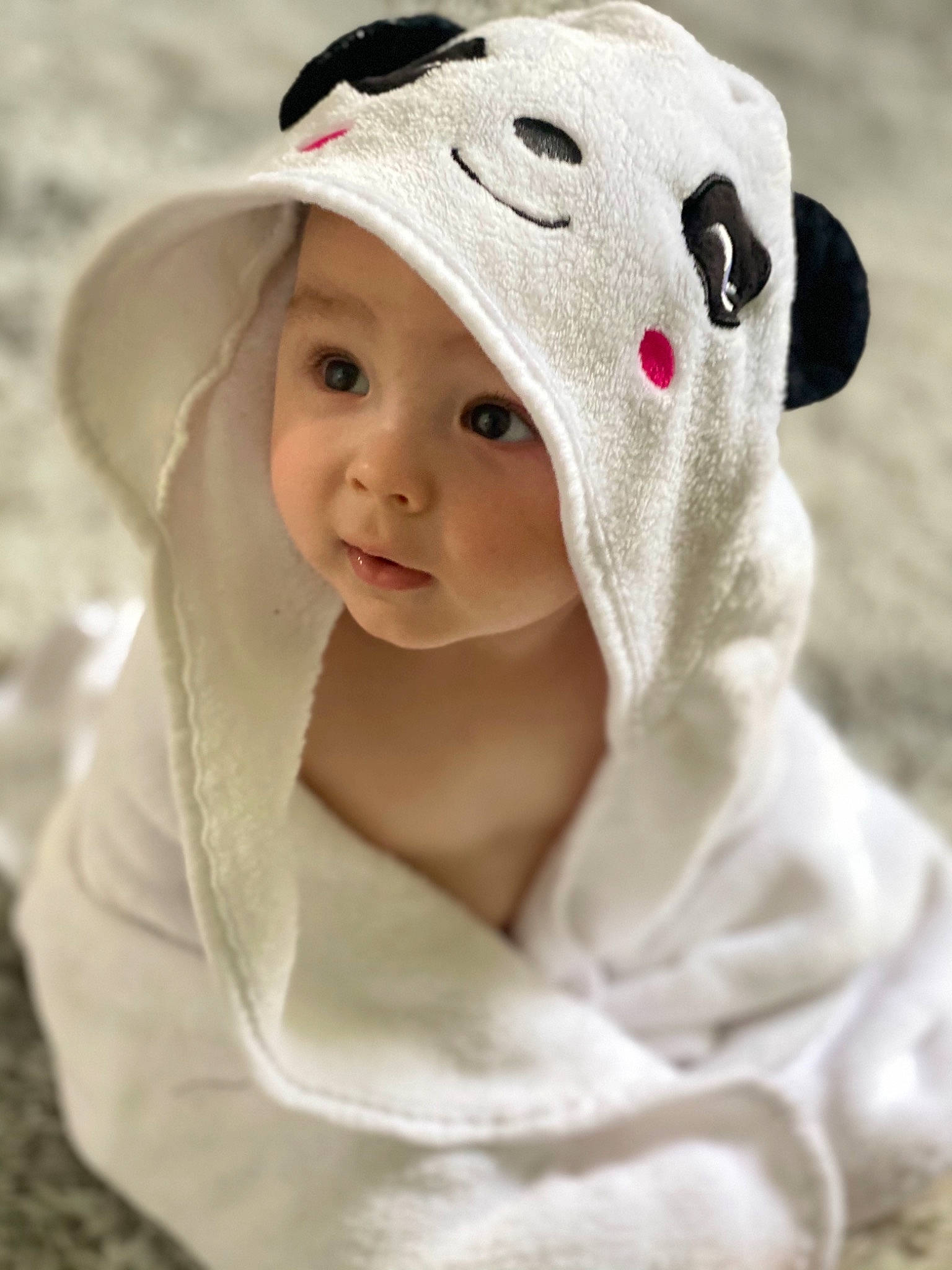 Noam a rejoint le concours — aidez-le/la à gagner de superbes lots ! baby, baby_toddler_clothing, baseball_cap, beanie, cap, child, fashion_accessory, flash_photography, fun, fur, grass, hair_accessory, happy, hat, headgear, headwear, lip, person, portrait_photography, sleeve