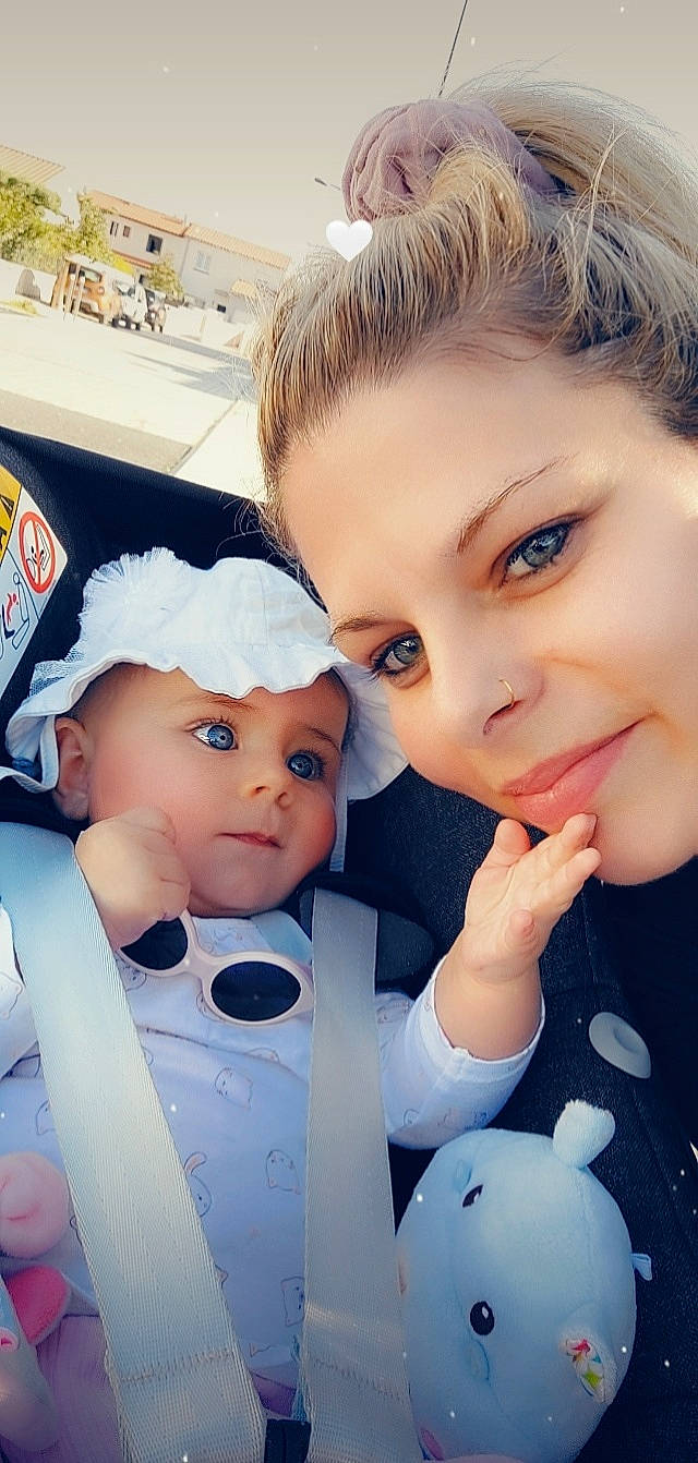 Léna participe au concours pour gagner de l'argent avec cette photo : baby, cheek, child, eye, eyelash, facial_expression, flash_photography, fun, fur, gesture, happy, headwear, interaction, iris, lip, mouth, nail, nose, organ, person