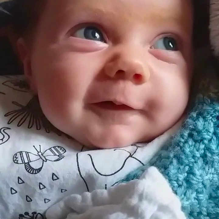 Enora a rejoint le concours — aidez-le/la à gagner de superbes lots ! baby, blanket, blue_eyes, butterfly_pattern, child, close_up, cozy, cute, face, happy, indoor, infant, knitted_blanket, newborn, portrait, skin, smile, soft_lighting, white_clothing, young