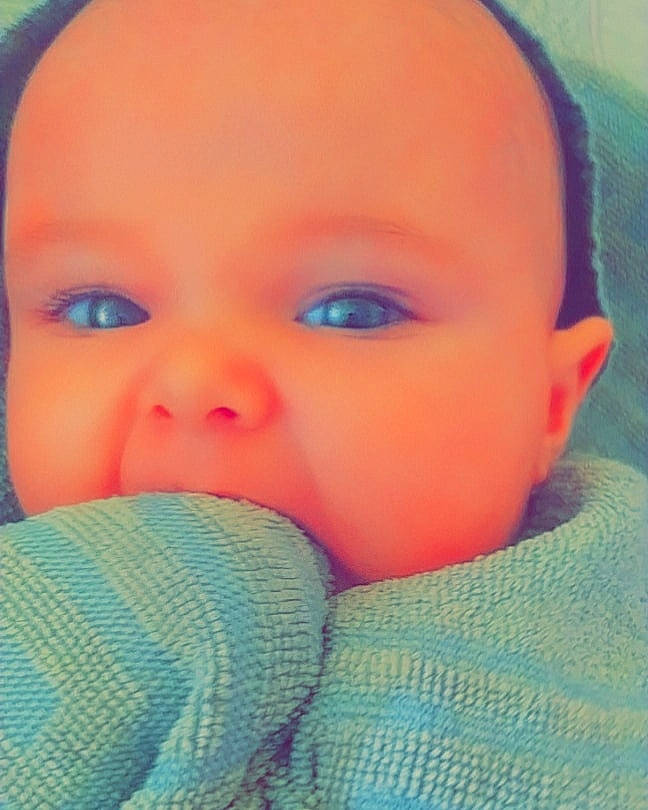 Maya a rejoint le concours — aidez-le/la à gagner de superbes lots ! baby, baby_toddler_clothing, cheek, close_up, comfort, electric_blue, eyebrow, eyelash, finger, forehead, happy, iris, lip, mouth, neck, nose, person, skin, textile, thumb