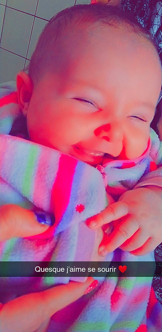 Maya a rejoint le concours — aidez-le/la à gagner de superbes lots ! azure, baby, cheek, eyebrow, facial_expression, finger, gesture, hand, happy, human_body, iris, lip, mouth, nose, person, pink, product, skin, smile, textile