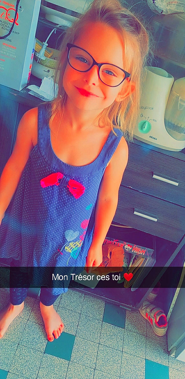 Shelcy a rejoint le concours — aidez-le/la à gagner de superbes lots ! blue, cool, electric_blue, eyewear, finger, font, fun, glasses, goggles, human_leg, joy, mouth, person, sleeve, smile, snapshot, sportswear, sunglasses, t_shirt, thigh