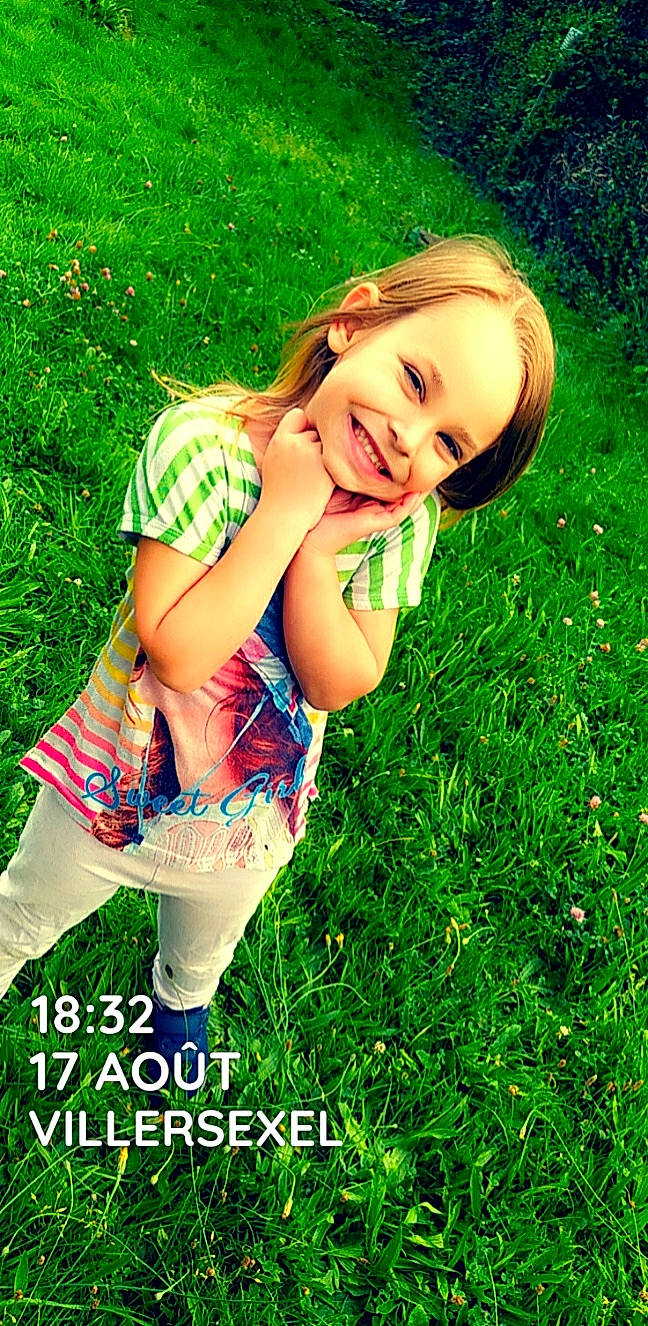 Shelcy participe au concours pour gagner de l'argent avec cette photo : baby_toddler_clothing, beauty, flash_photography, fun, grass, grass_family, grassland, green, happy, joy, lawn, meadow, nature, people_in_nature, person, photograph, plant, smile, summer, sunlight