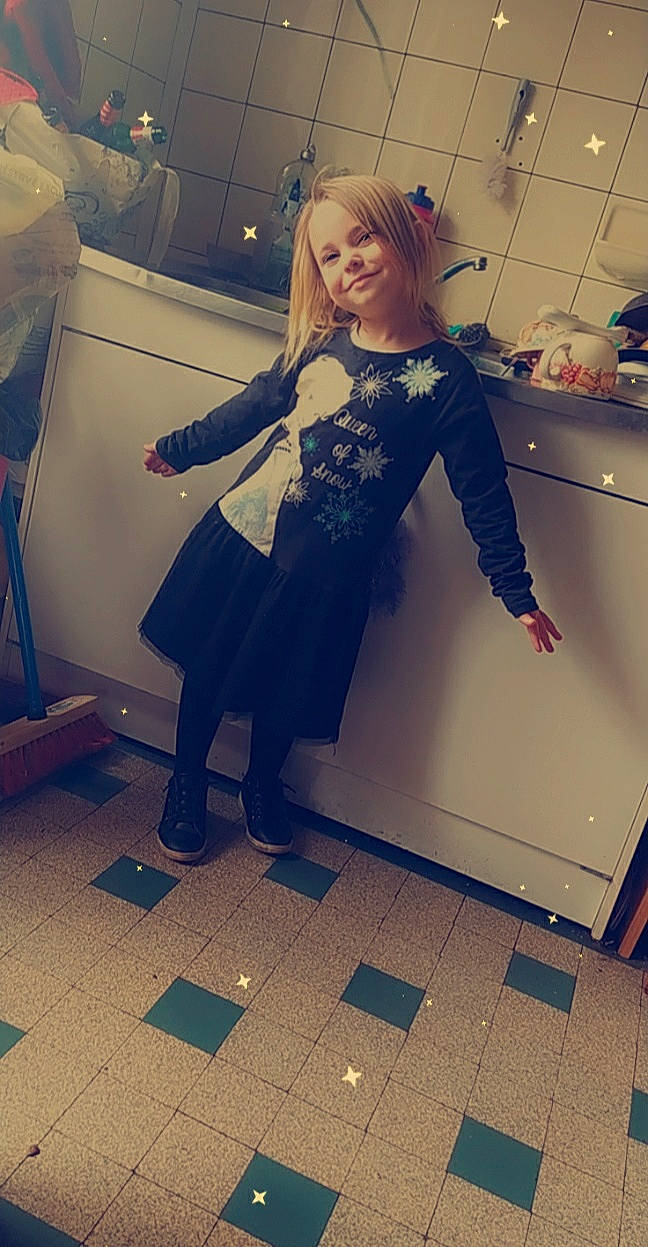 Shelcy participe au concours pour gagner de l'argent avec cette photo : beauty, black_hair, electric_blue, eyewear, fashion, fashion_design, floor, flooring, formal_wear, human_leg, joint, joy, knee, leg, long_hair, person, shoe, shoulder, standing, street_fashion