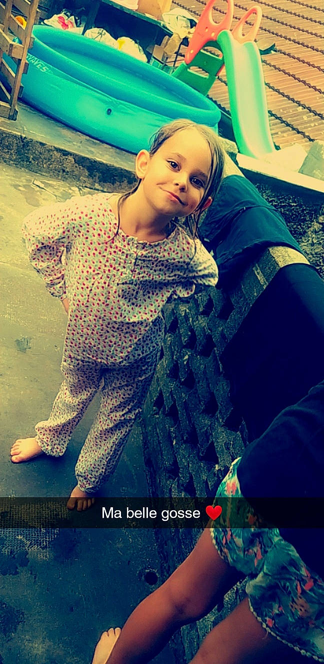 Shelcy a rejoint le concours — aidez-le/la à gagner de superbes lots ! azure, beauty, black_hair, blue, cool, denim, electric_blue, eye, fashion_design, flash_photography, formal_wear, gesture, green, happy, joy, person, photograph, shoulder, street_fashion, thigh