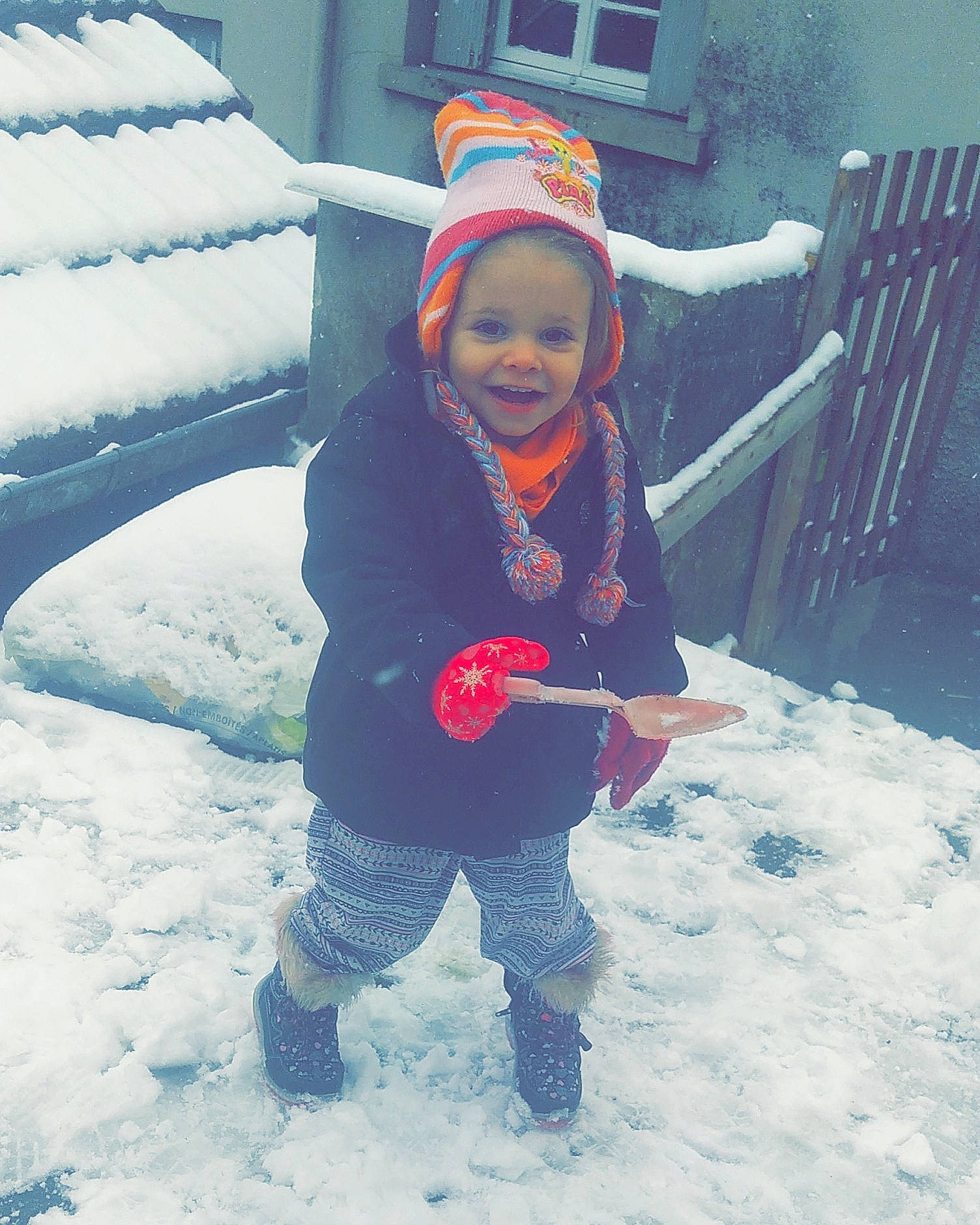 Stacy a rejoint le concours — aidez-le/la à gagner de superbes lots ! baby, baby_toddler_clothing, boot, carmine, child, freezing, fun, happy, holiday, hoodie, jacket, joy, person, play, playing_in_the_snow, precipitation, recreation, smile, snow, toddler