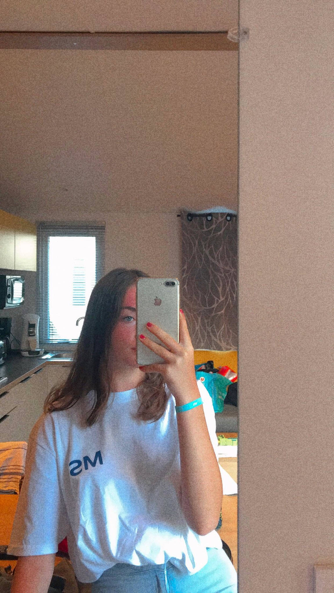 Maelle a rejoint le concours — aidez-le/la à gagner de superbes lots ! abdomen, chest, computer_monitor, elbow, electronic_device, eyewear, finger, flooring, fun, gadget, gesture, hair_coloring, long_hair, person, room, selfie, service, shoulder, t_shirt, window