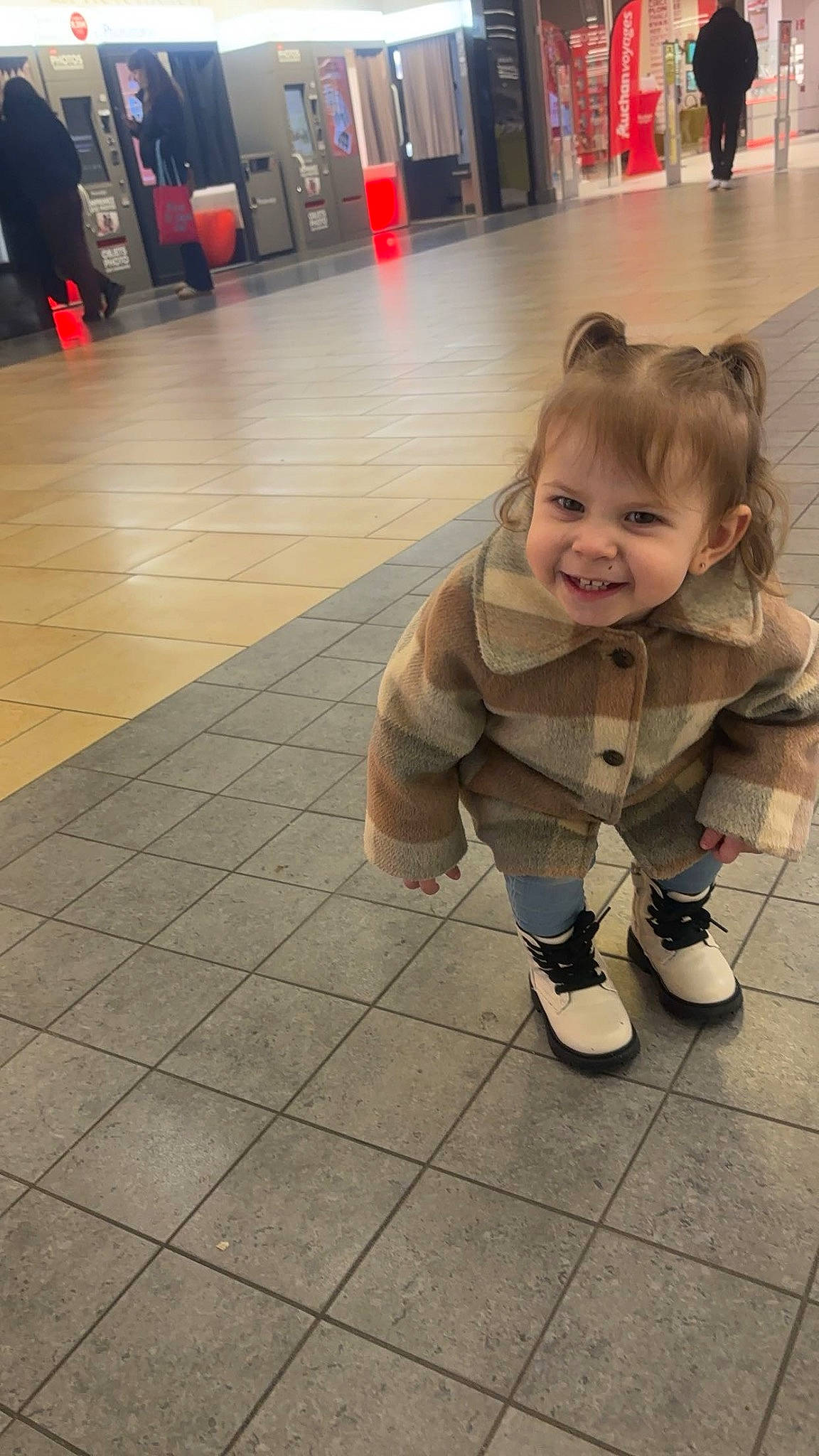 Cléa a rejoint le concours — aidez-le/la à gagner de superbes lots ! boot, floor, flooring, foot, fun, happy, human_leg, joy, leg, leisure, luggage_and_bags, pedestrian, person, road_surface, sidewalk, sitting, smile, snapshot, standing, toddler