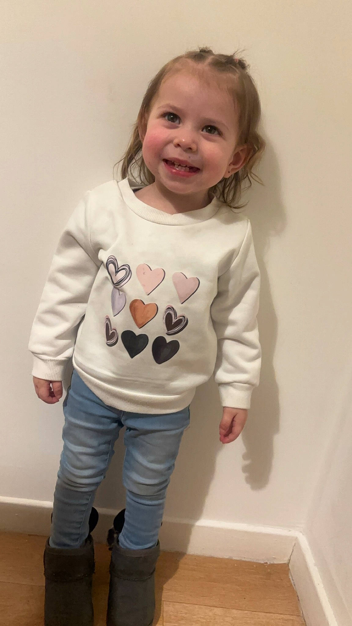 Cléa a rejoint le concours — aidez-le/la à gagner de superbes lots ! baby_toddler_clothing, child, circle, denim, face, fun, hair, happy, head, human_body, joy, long_sleeved_t_shirt, pattern, person, sleeve, smile, t_shirt, toddler, top