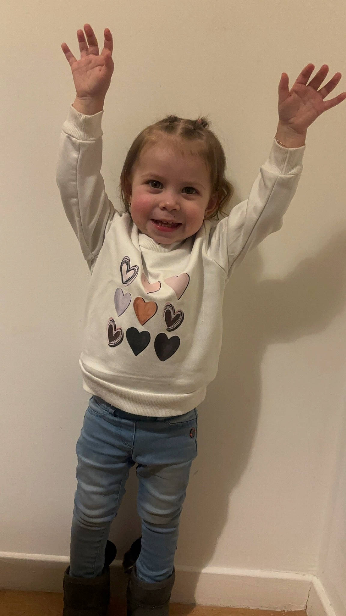 Cléa participe au concours pour gagner de l'argent avec cette photo : arm, baby_toddler_clothing, cheek, eye, face, finger, gesture, hair, hand, happy, head, human_body, joint, joy, neck, organ, outerwear, person, product, shoulder