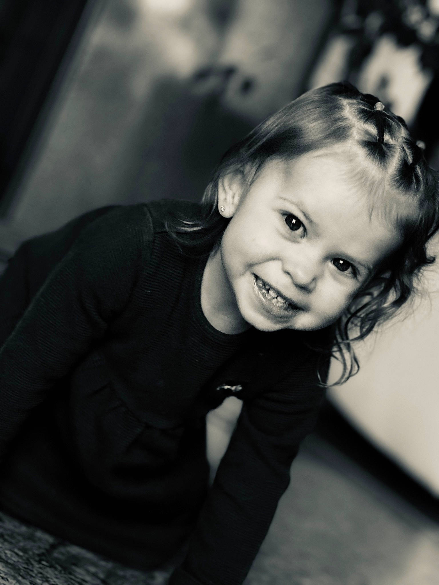 Cléa participe au concours pour gagner de l'argent avec cette photo : black_and_white, blond, cheek, child, eyebrow, eyelash, flash_photography, fun, happy, iris, joy, lip, monochrome, monochrome_photography, nose, person, sitting, skin, smile, style