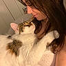 Fripoune a rejoint le concours — aidez-le/la à gagner de superbes lots ! affection, brown, cat, close_up, clothing, eyes, face, fluffy, gentle, hair, holding, indoor, love, pet, skin, smile, touching, warm_lighting, white, woman