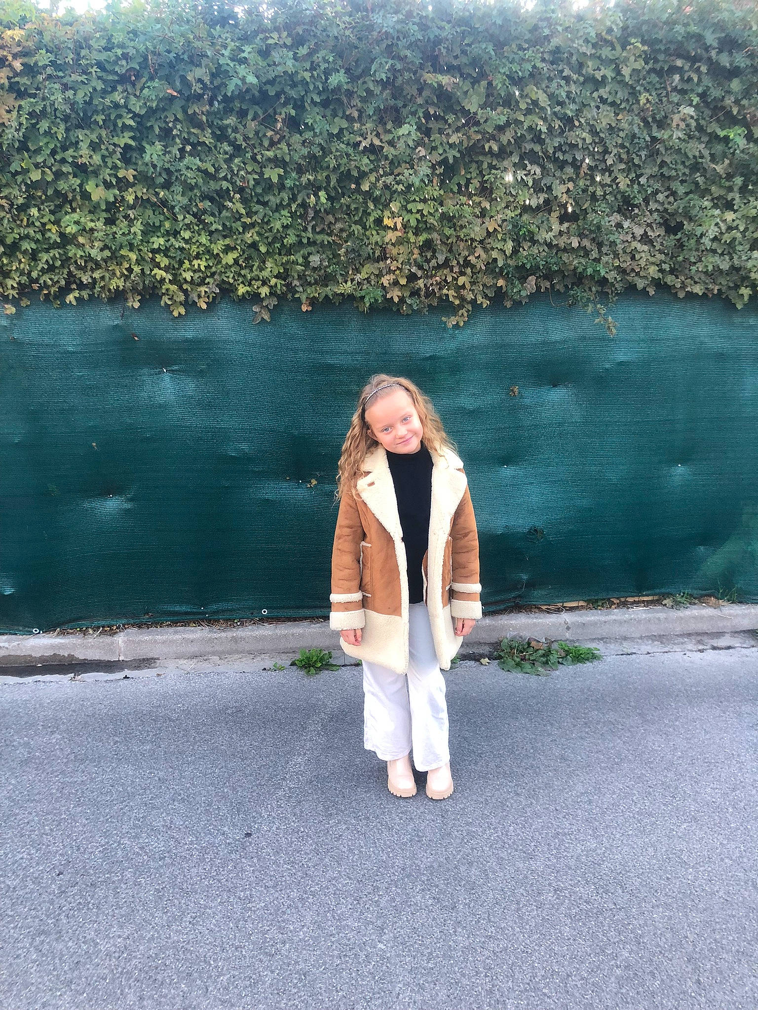 Naelia participe au concours pour gagner de l'argent avec cette photo : asphalt, denim, electric_blue, eyewear, flash_photography, formal_wear, fur, grass, happy, horizon, human_leg, joy, landscape, leisure, people_in_nature, person, road, sitting, sleeve, spring