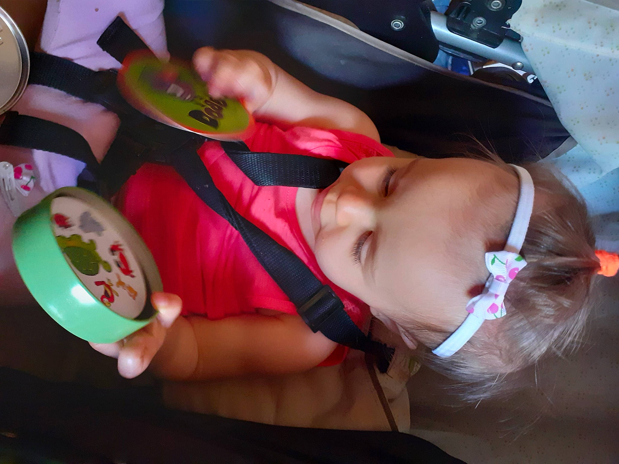 Maylis a rejoint le concours — aidez-le/la à gagner de superbes lots ! baby, beauty, child, dishware, eyelash, eyewear, fashion_accessory, finger, food, fun, headgear, helmet, person, personal_protective_equipment, pink, plate, recreation, sunglasses, sweetness, tableware