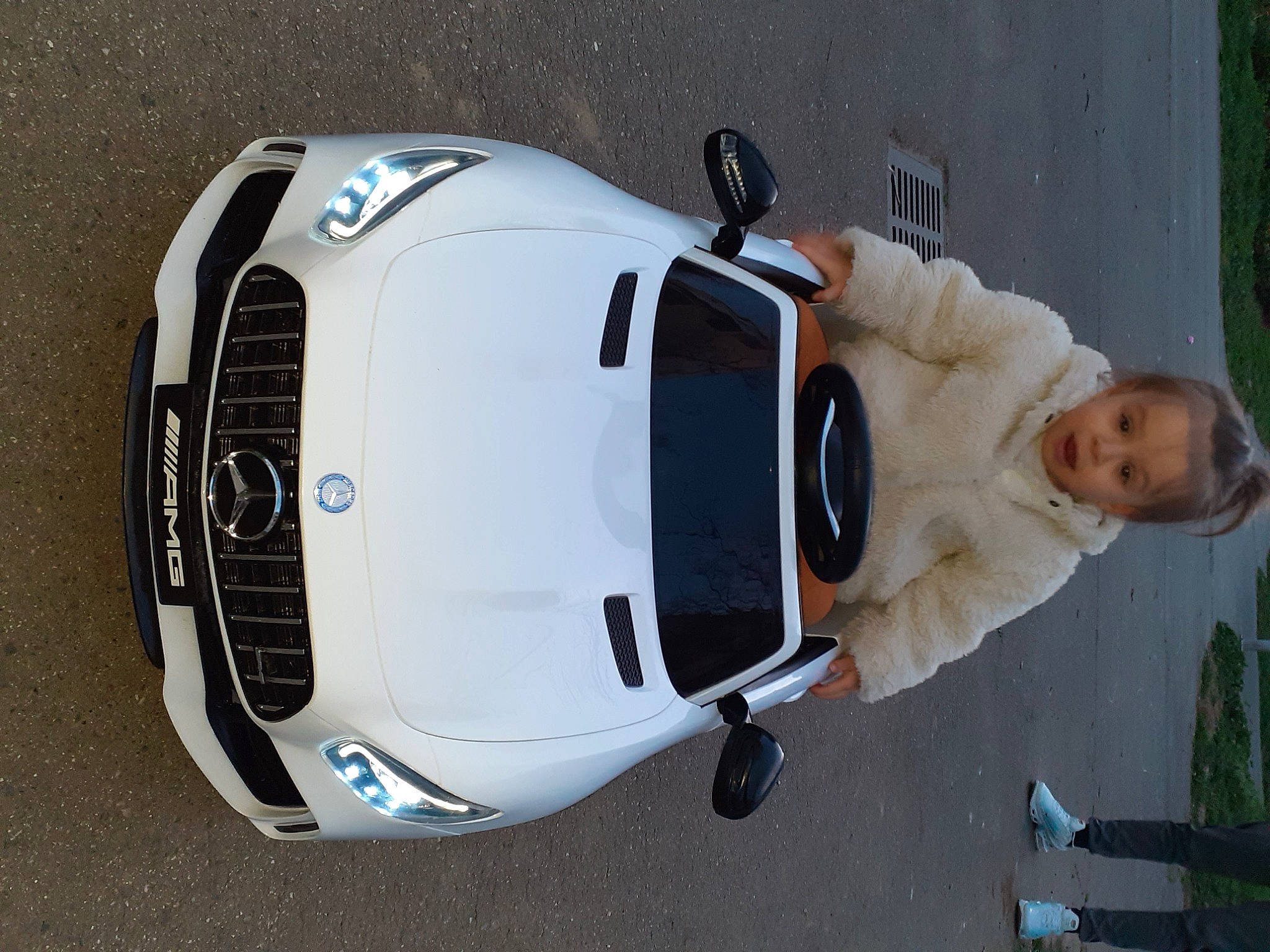 Maylis a rejoint le concours — aidez-le/la à gagner de superbes lots ! automotive_design, automotive_exterior, automotive_fog_light, automotive_lighting, bumper, car, family_car, headlamp, helmet, hood, machine, motor_vehicle, person, personal_luxury_car, plant, sports_car, tire, vehicle, vehicle_door, wheel