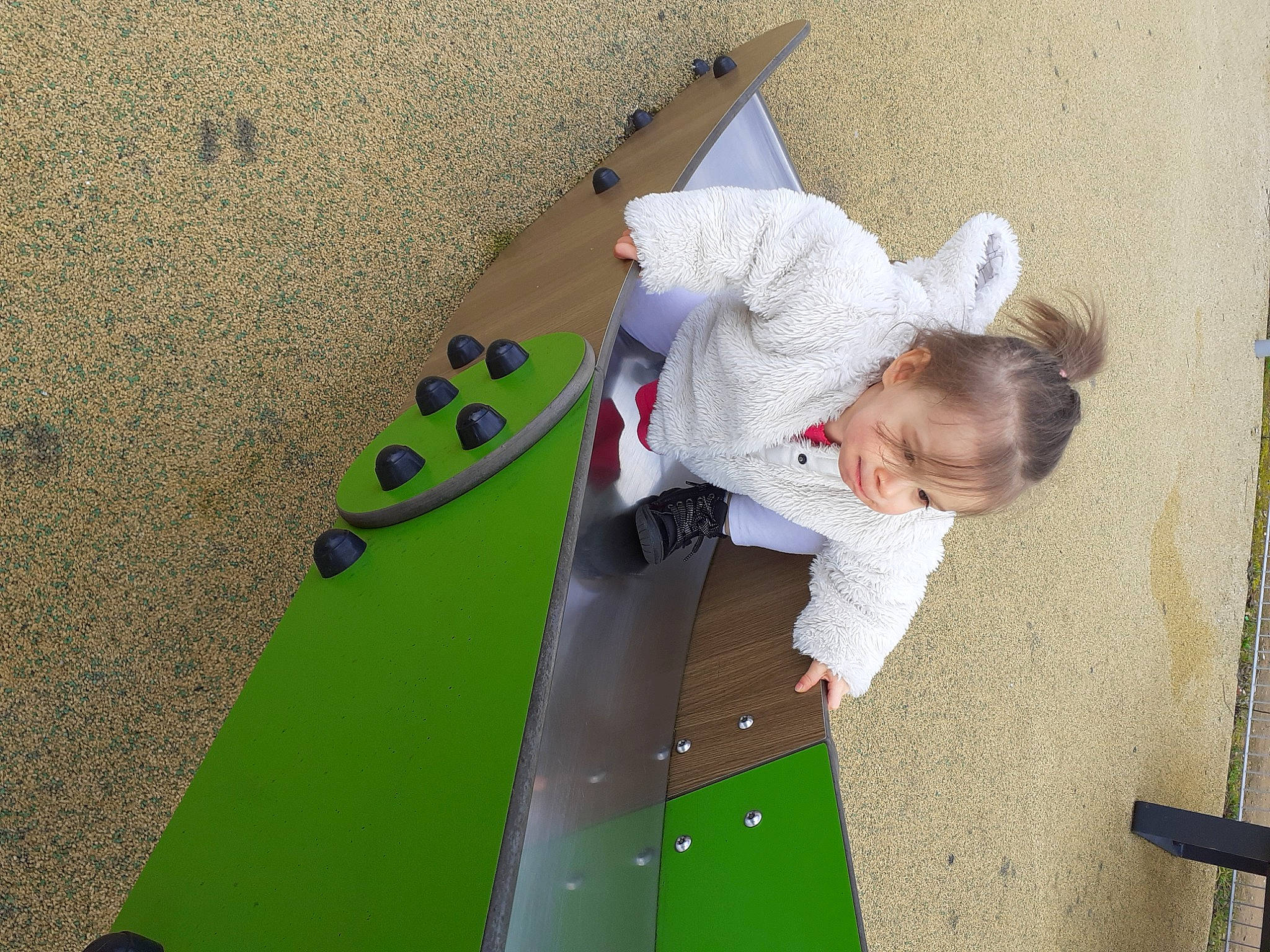 Maylis participe au concours pour gagner de l'argent avec cette photo : asphalt, child, city, concrete, fun, grass, leisure, outdoor_play_equipment, paint, people_in_nature, person, play, playground, recreation, road_surface, shadow, sidewalk, toddler, visual_arts