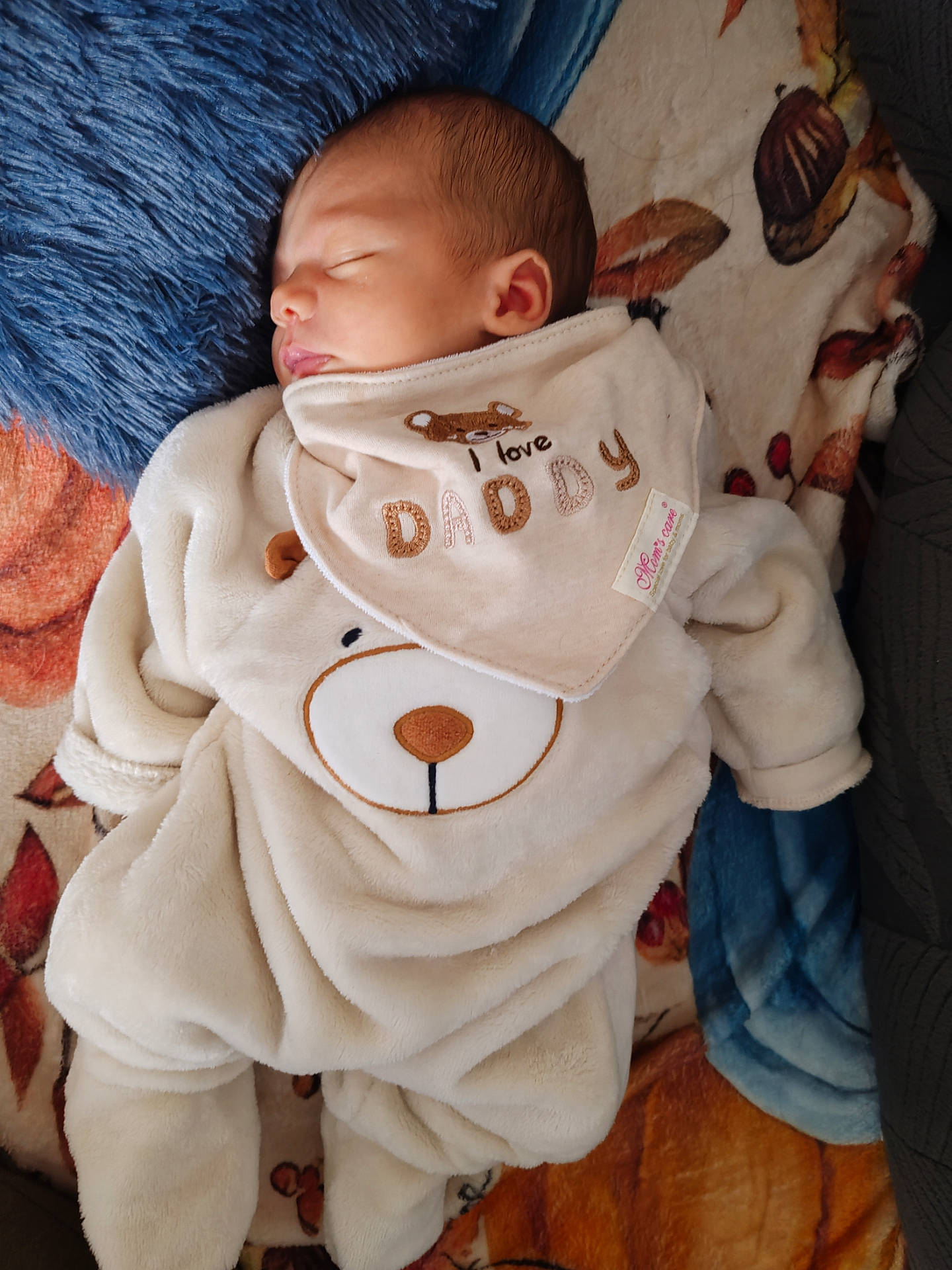 Elyana a rejoint le concours — aidez-le/la à gagner de superbes lots ! applique, baby, blanket, bodypart, clothing, couch, face, finger, furniture, hand, head, hoodie, knitwear, newborn, pattern, person, photography, portrait, sweater, sweatshirt