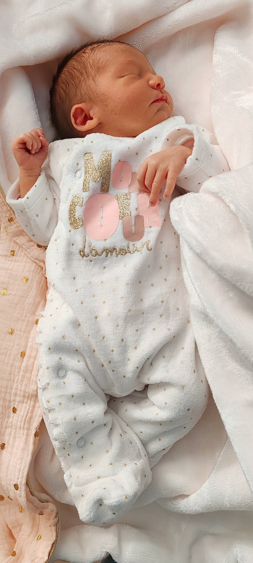 Elyana a rejoint le concours — aidez-le/la à gagner de superbes lots ! baby, bed, blanket, bodypart, crib, face, finger, furniture, hand, happy, head, infantbed, newborn, person, photography, portrait, sleeping, smile