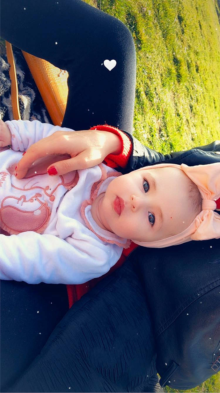 Alya participe au concours pour gagner de l'argent avec cette photo : baby, baby_products, baby_toddler_clothing, cheek, child, comfort, elbow, fun, grass, happy, leisure, person, plant, portrait_photography, sitting, toddler, tree