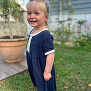 Charlotte a rejoint le concours — aidez-le/la à gagner de superbes lots ! child, girl, smiling, outdoor, grass, barefoot, dress, blond_hair, garden, potted_plant, greenery, happy, portrait, nature, yard, casual_clothing, daylight, cute, young, playful