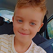 Maël a rejoint le concours — aidez-le/la à gagner de superbes lots ! blue_eyes, boy, buttoned_shirt, car, car_seat, casual_clothing, child, daylight, face, hair, happy, indoors, portrait, seatbelt, selfie, shirt, smile, striped_shirt, window, young