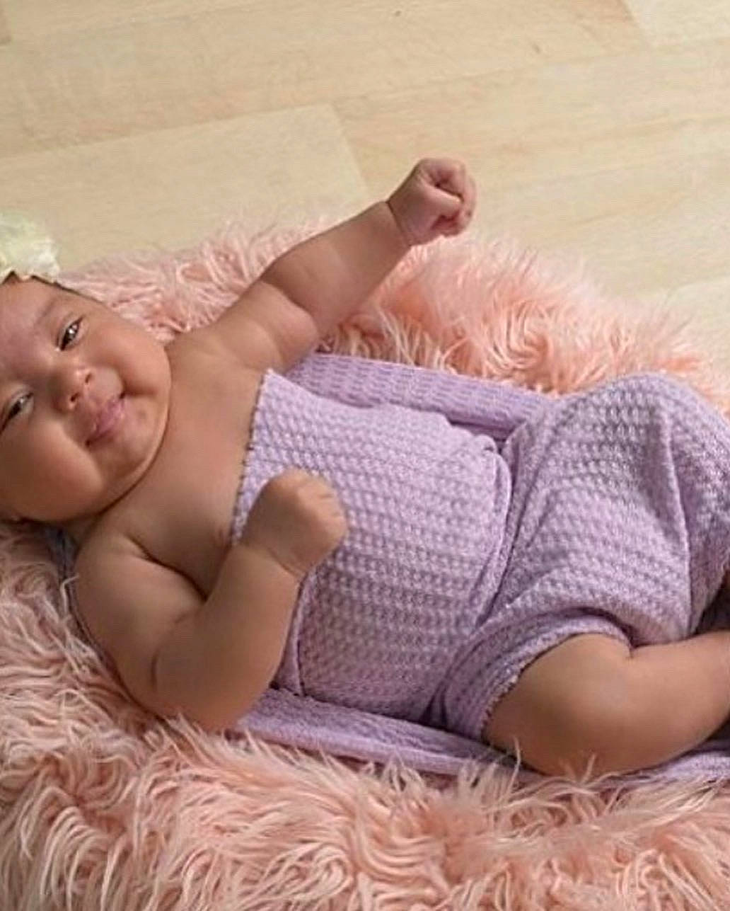 Alani is registered to the contest to win money with this photo: abdomen, arm, comfort, dress, eye, finger, grass, hair, hand, happy, headwear, human_body, joint, knee, leg, muscle, person, shorts, shoulder, skin