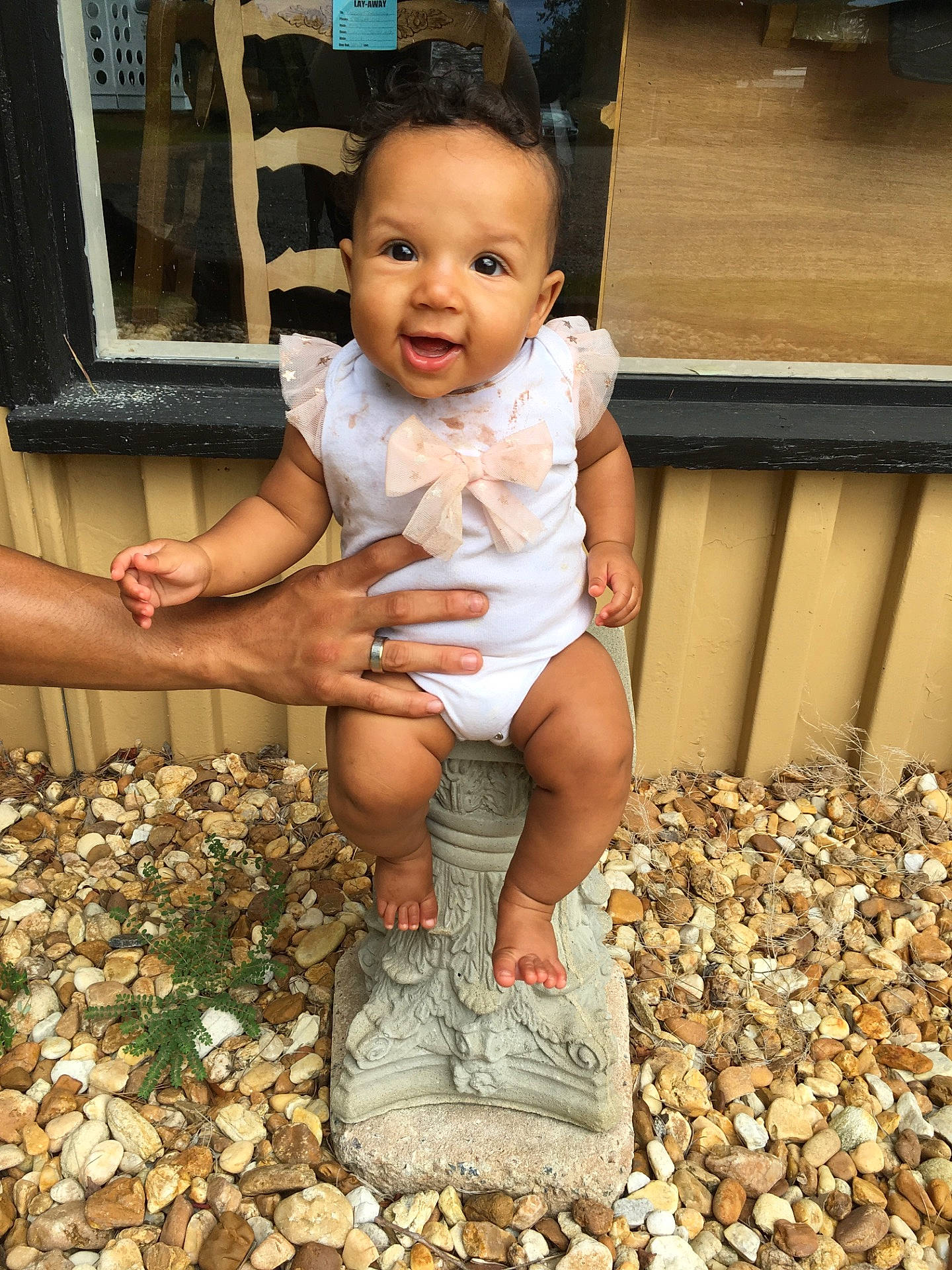 Callie is registered to the contest to win money with this photo: abdomen, daughter, finger, girl, hand, leg, muscle, person