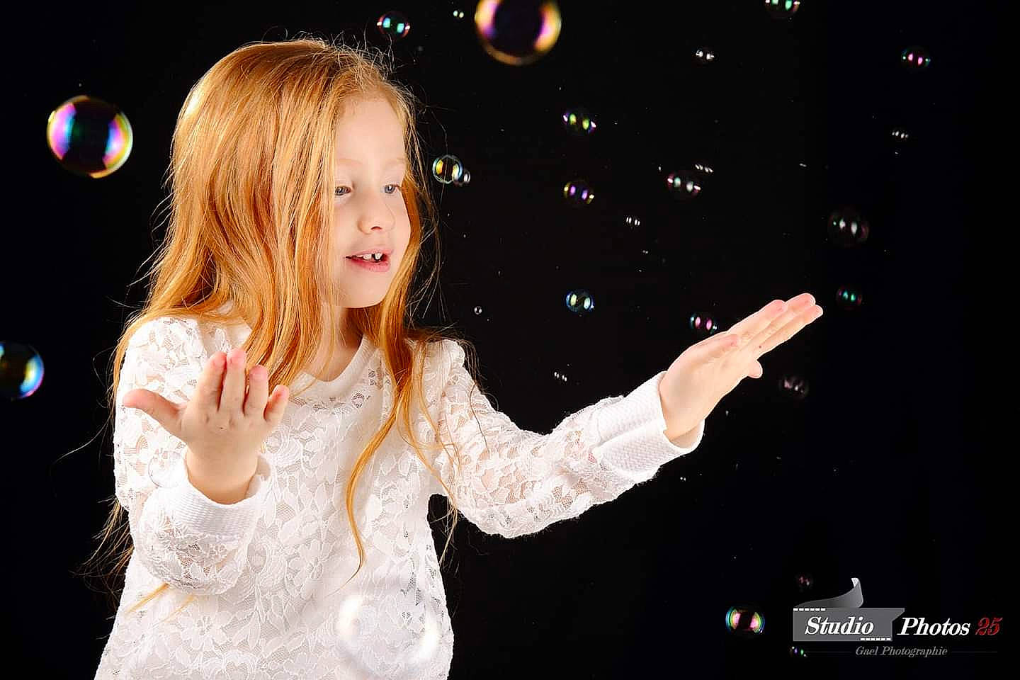 Stacy participe au concours pour gagner de l'argent avec cette photo : blond, event, flash_photography, gesture, hand, human, night, performance, person, photography, smile, space