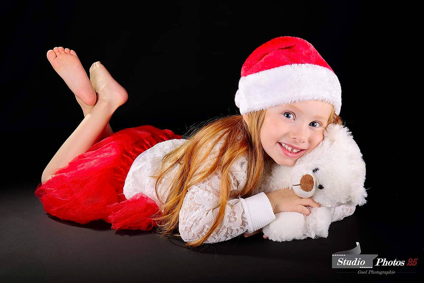 Stacy participe au concours pour gagner de l'argent avec cette photo : baby, child, child_model, christmas, christmas_eve, fictional_character, fur, happy, headgear, headwear, joy, person, photo_shoot, photography, portrait_photography, red, santa_claus, smile, toddler, white