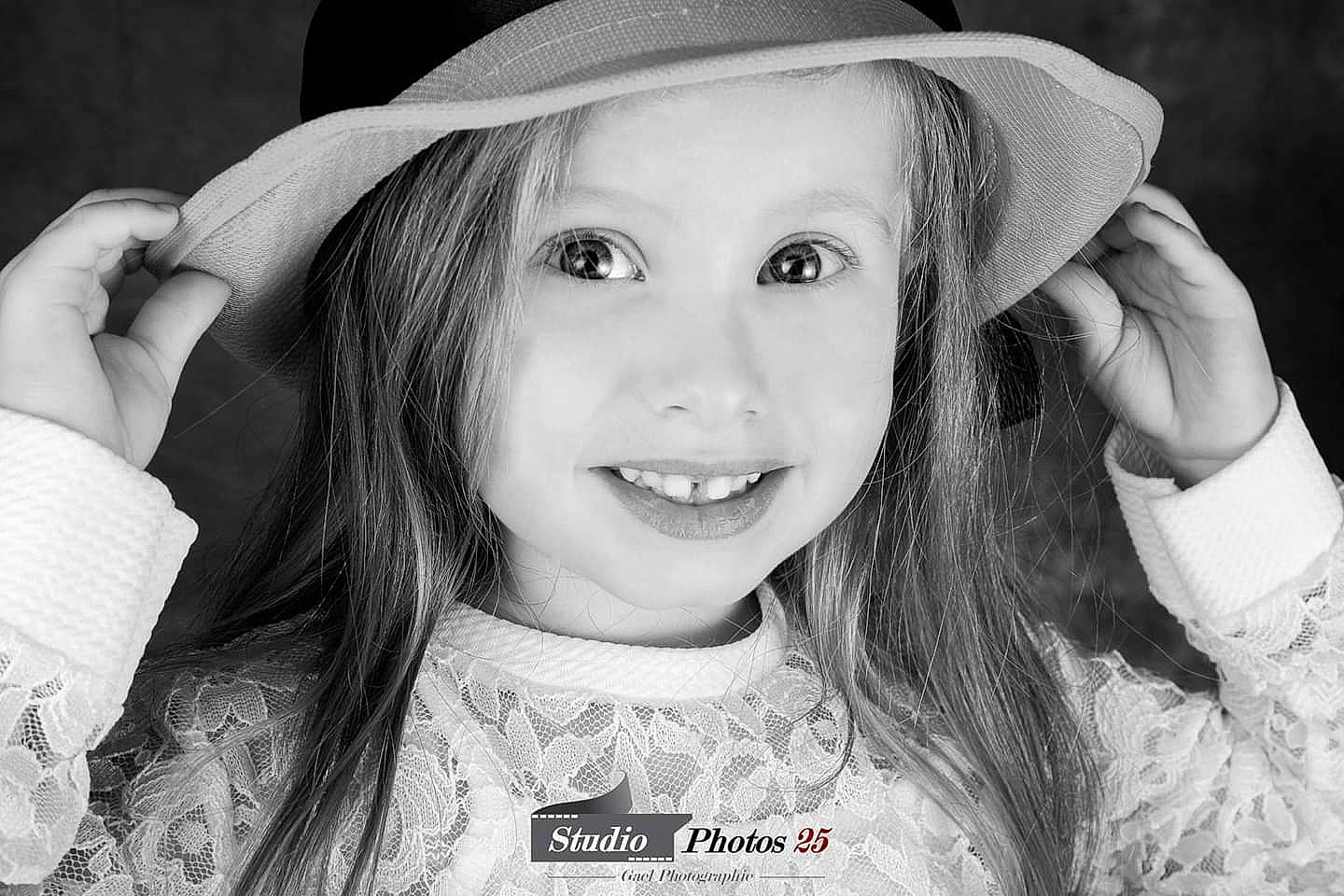 Stacy participe au concours pour gagner de l'argent avec cette photo : beauty, black, black_and_white, cheek, child, eye, eyebrow, face, facial_expression, head, joy, lip, monochrome, nose, people, person, photograph, photography, portrait_photography, skin