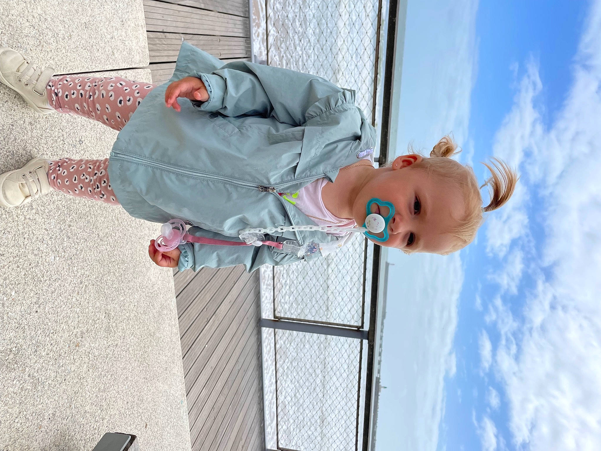 Leïa participe au concours pour gagner de l'argent avec cette photo : child, cloud, fun, leisure, person, sky, smile, toddler, tree, vacation