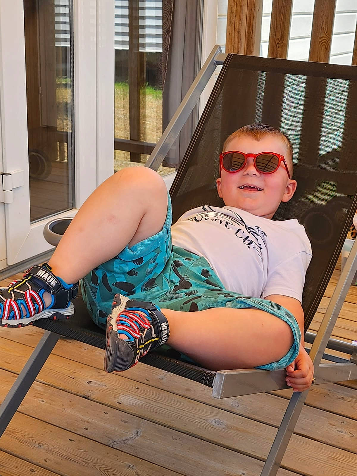 Juliàn a rejoint le concours — aidez-le/la à gagner de superbes lots ! barefoot, cool, electric_blue, eyewear, foot, fun, glasses, goggles, human_leg, joint, knee, leisure, person, shade, sitting, sunglasses, t_shirt, thigh, vision_care, waist