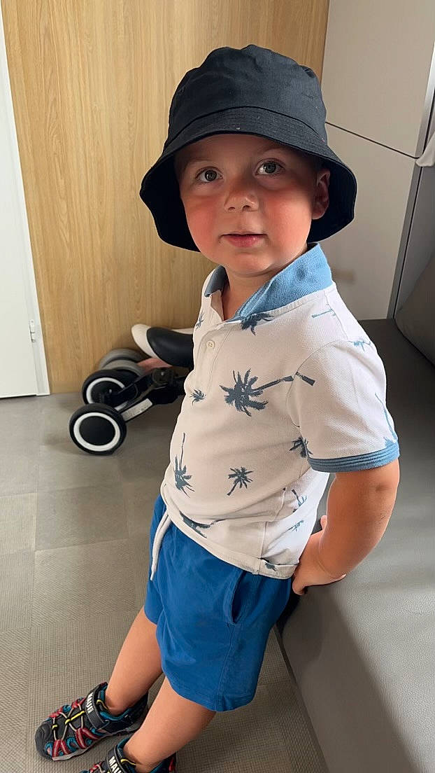 Juliàn participe au concours pour gagner de l'argent avec cette photo : abdomen, baby_toddler_clothing, cap, child, denim, electric_blue, hat, headwear, human_leg, leg, neck, outerwear, person, personal_protective_equipment, shorts, sleeve, t_shirt, thigh, tire, toddler
