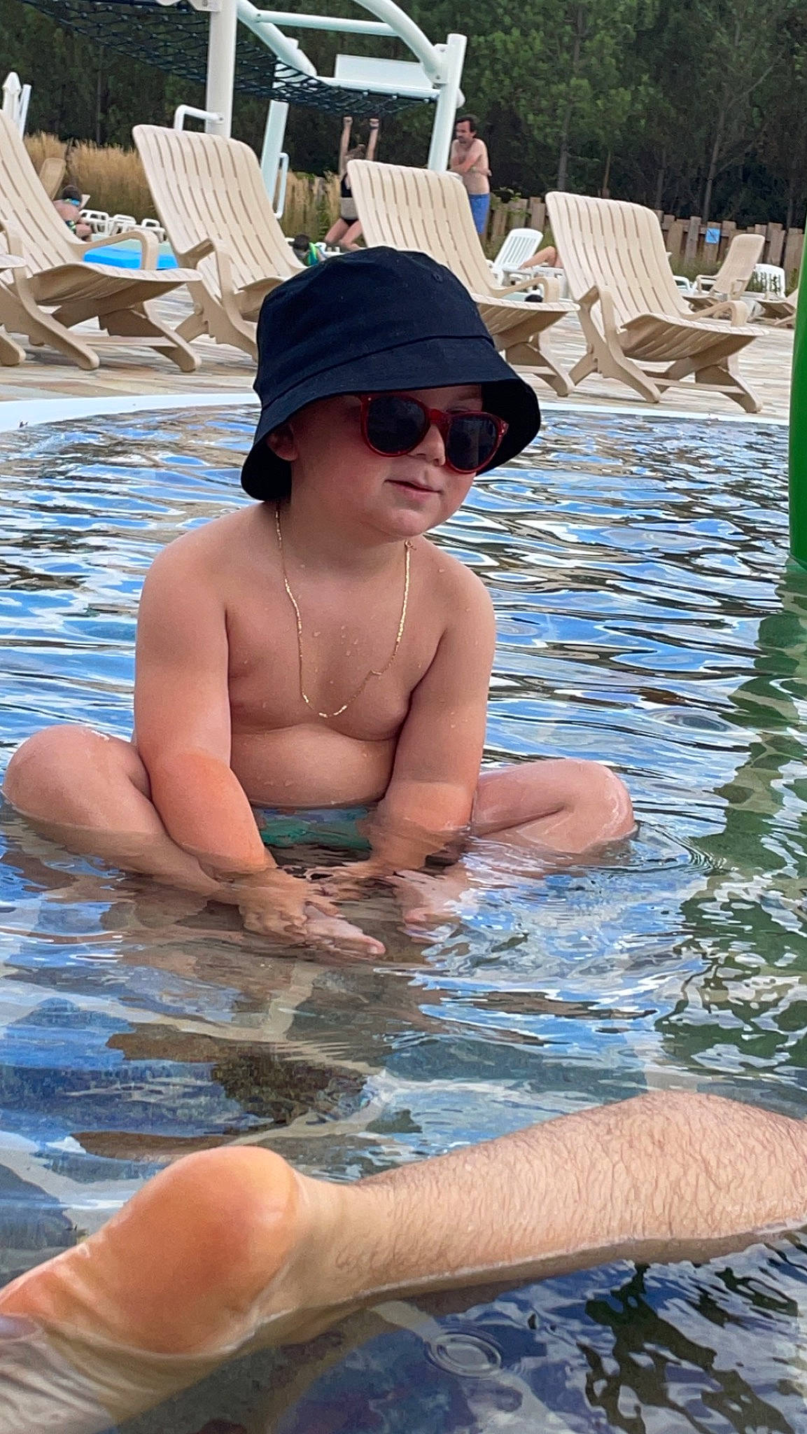 Juliàn participe au concours pour gagner de l'argent avec cette photo : barechested, barefoot, baseball_cap, cap, chest, event, eyewear, fun, goggles, happy, headwear, leisure, person, recreation, smile, summer, sunglasses, swimming_pool, thigh, trunk