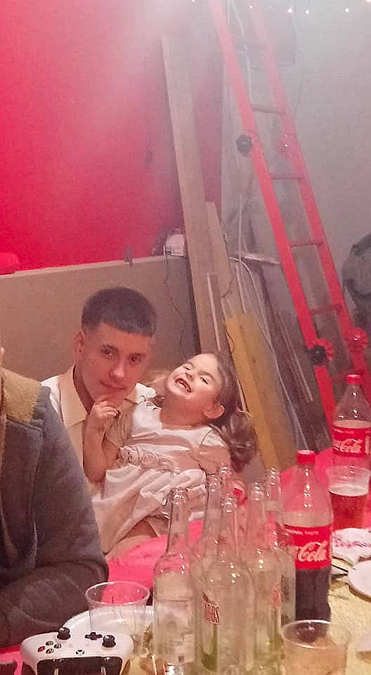 Pierre a rejoint le concours — aidez-le/la à gagner de superbes lots ! drink, fun, girl, person, pink, product