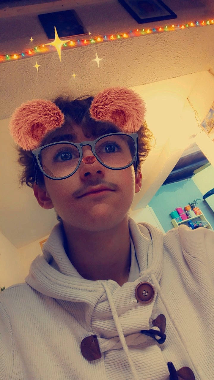 Flavien participe au concours pour gagner de l'argent avec cette photo : cool, eyewear, fashion_accessory, forehead, fun, girl, glasses, hair, hairstyle, head, headgear, human, human_hair_color, person, product, purple, selfie, smile, sunglasses, vision_care