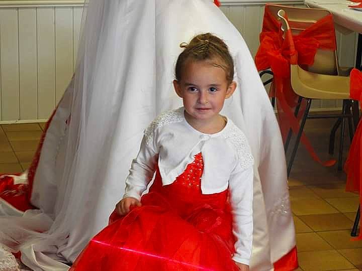 Domicia a rejoint le concours — aidez-le/la à gagner de superbes lots ! baby_toddler_clothing, bridal_accessory, bridal_clothing, bridal_party_dress, chair, child, dress, event, fashion_design, flooring, formal_wear, fun, gown, happy, joy, peach, person, sitting, smile, toddler