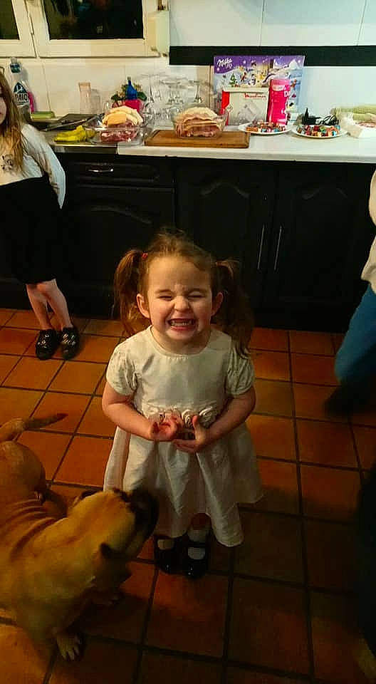 Domicia a rejoint le concours — aidez-le/la à gagner de superbes lots ! carnivoran, child, day, dog, dog_like_mammal, floor, flooring, fun, girl, hair, joy, mammal, person, play, room, sitting, skin, toddler, vertebrate