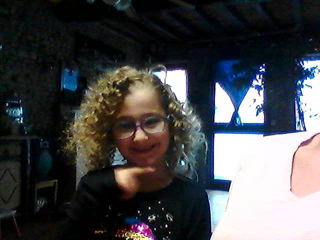 Steffy a rejoint le concours — aidez-le/la à gagner de superbes lots ! emotion, event, facial_expression, fun, girl, glasses, hair, hair_coloring, hairstyle, human_hair_color, person, smile