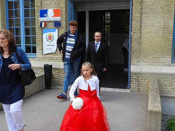 Steffy a rejoint le concours — aidez-le/la à gagner de superbes lots ! bag, blue, child, costume, door, event, flooring, formal_wear, fun, handbag, leisure, luggage_and_bags, person, recreation, red, sitting, standing, suit, toddler, tradition