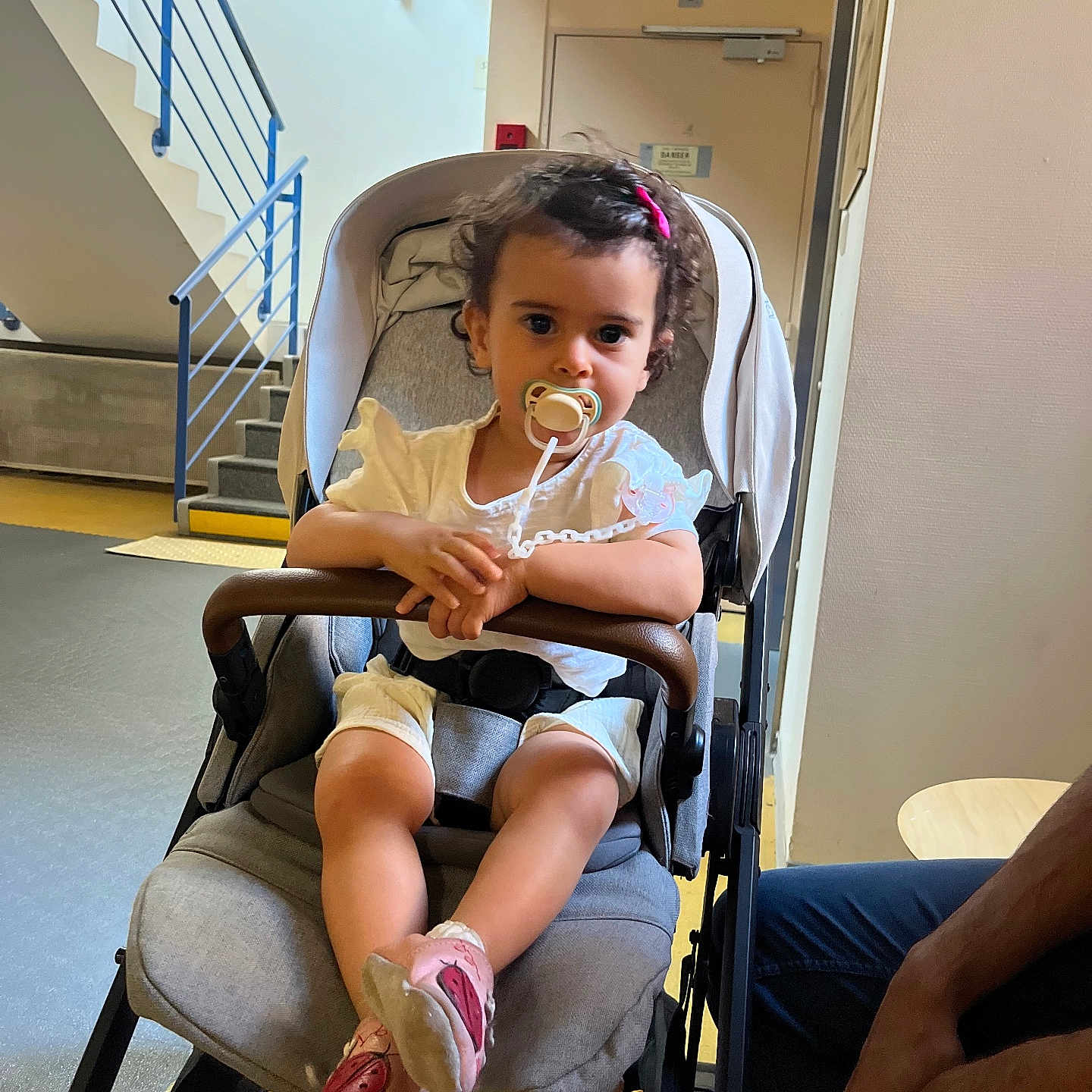 Victoria a rejoint le concours — aidez-le/la à gagner de superbes lots ! adult, architecture, building, child, clothing, face, female, footwear, furniture, girl, happy, head, homedecor, male, man, person, rug, shoe, sitting, smile