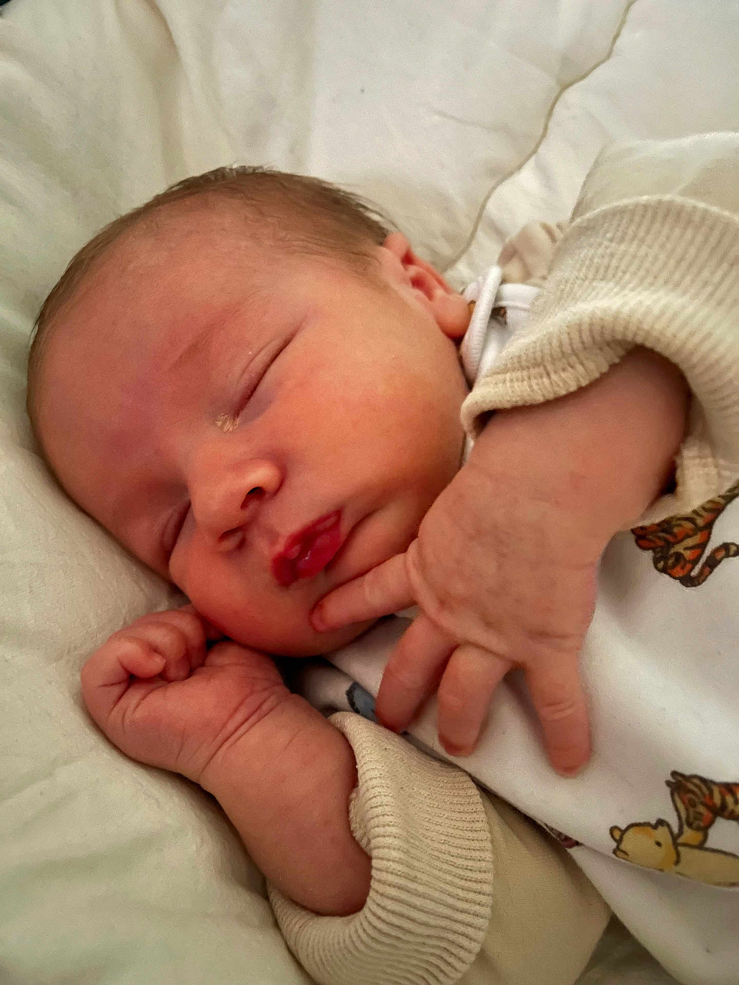 Harper a rejoint le concours — aidez-le/la à gagner de superbes lots ! newborn, baby, infant, sleeping, closed_eyes, hand, fingers, cheek, blanket, bedding, onesie, clothing, portrait, closeup, peaceful, cute, skin, nursery, soft_lighting, tiny_hand