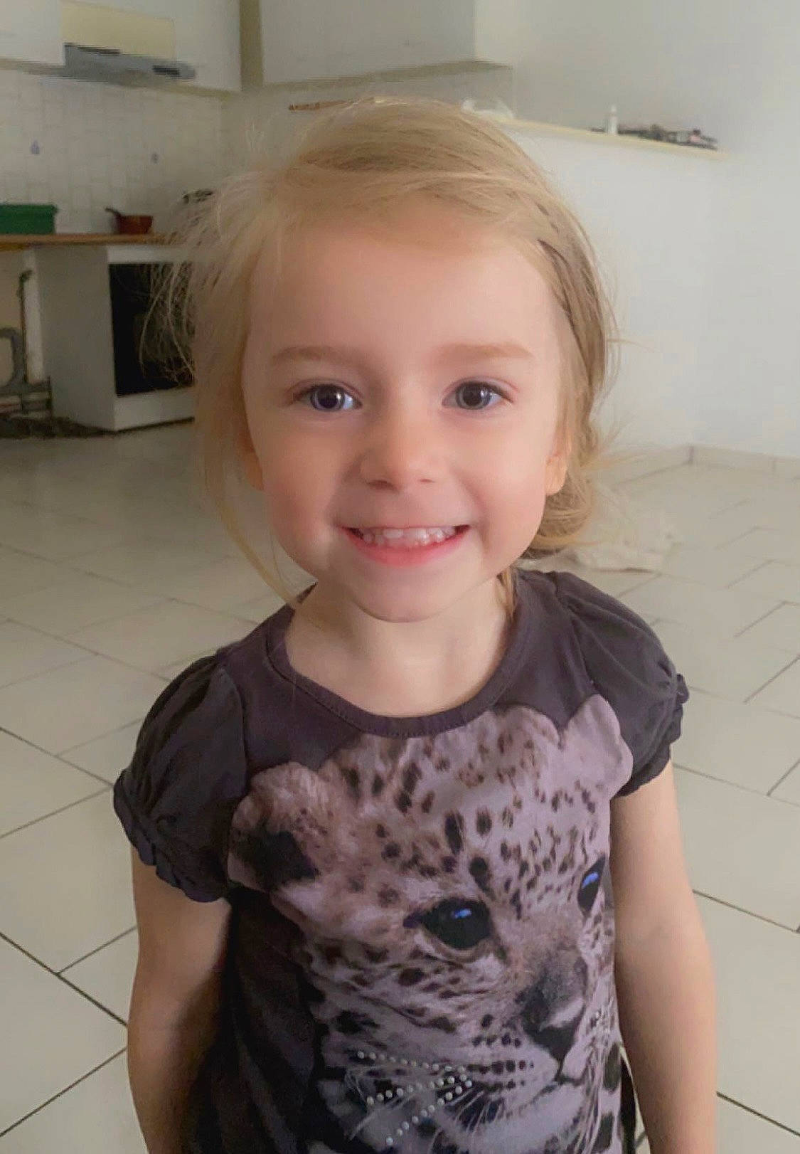 Lucy participe au concours pour gagner de l'argent avec cette photo : cheek, clothing, eyebrow, face, facial_expression, floor, happy, head, iris, joint, joy, lip, mammal, neck, nose, person, shoulder, skin, sleeve, smile