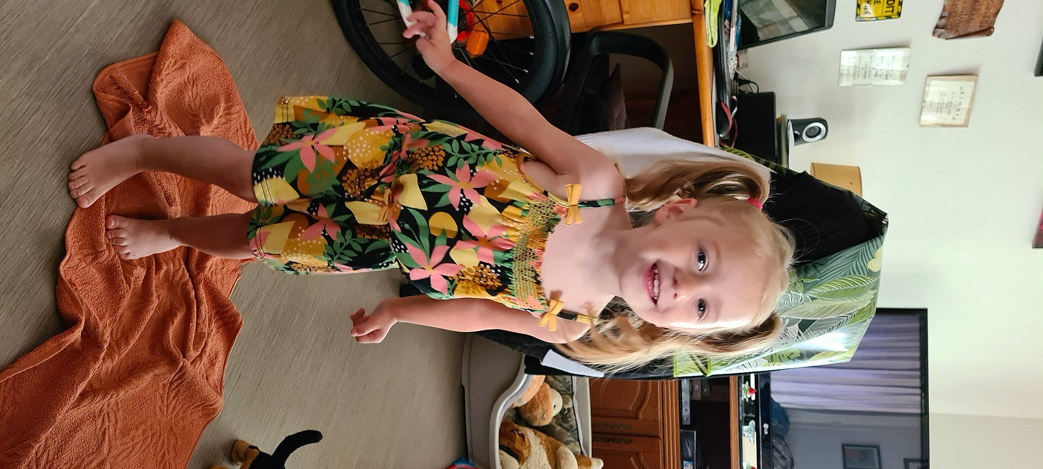 Lucy a rejoint le concours — aidez-le/la à gagner de superbes lots ! arm, child, finger, food, fun, happy, human, human_leg, joint, joy, mammal, mouth, person, plant, room, smile, summer, thigh, tire, toddler